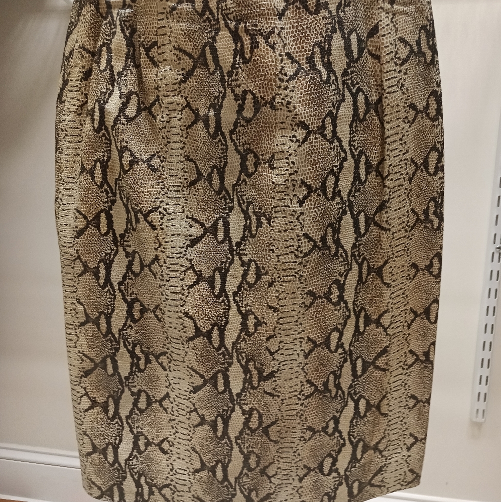 Saks Fifth Ave FOLIO COLLECTION Snake skin .size. 10.